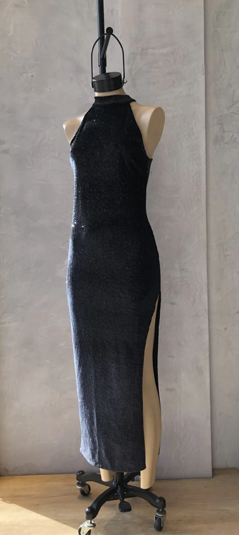 Vestido oscuro con tajo